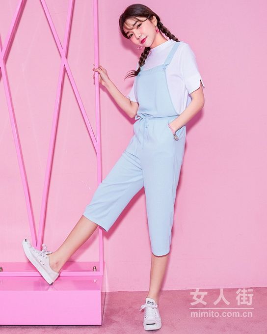 減齡背帶褲，襯出的氣質都是青春